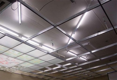 Акриловый потолок с подсветкой, какой выбрать: глянцевый или матовый, как правильно установить подвесную конструкцию, детали на фото +видео