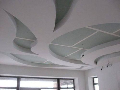 Использование двухуровневых потолков в коттедже