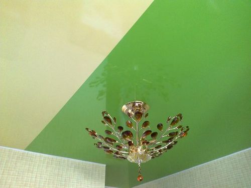 Как подобрать двухцветный натяжной потолок