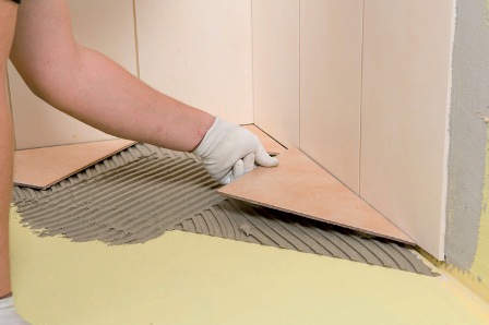 Как положить плитку на деревянный пол: советы по укладке