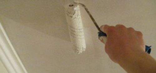 Как снять старую краску с потолка?