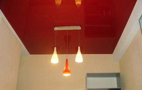 Красный глянцевый натяжной потолок - особенности и применение