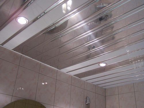 Металлические потолки: декоративные панели Албес, плитка в ванную, монтаж Сesal из реек, фото как разбирать, наборные и перфорированные