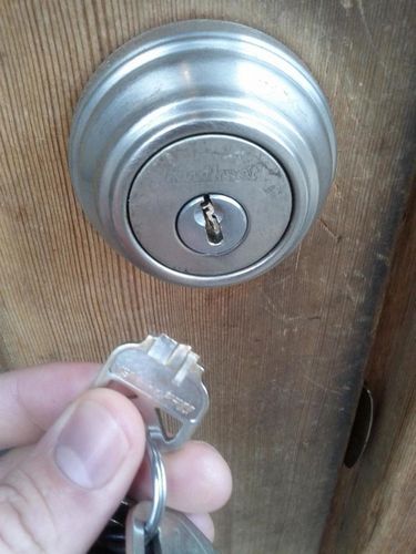 Сломался ключ в замке как вытащить: застрял в двери, что делать и как достать обломок, вытаскивать не могу