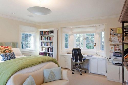 Спальня с эркером: дизайн диванов со спальным местом, фото интерьера, одноэтажный дом с тремя окнами