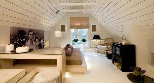 Спальня со скошенным потолком - как оформить?