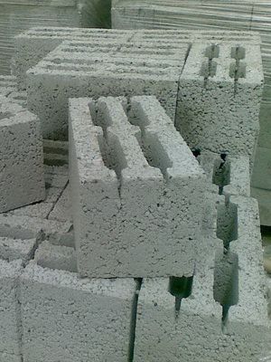 Стена забора: стройматериалы - декоративный блок, кирпичи