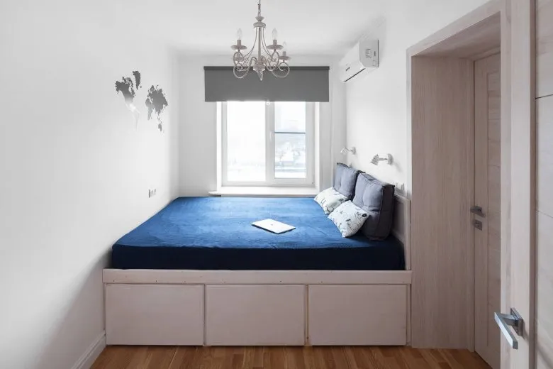 Кровать подиум в маленькой спальне