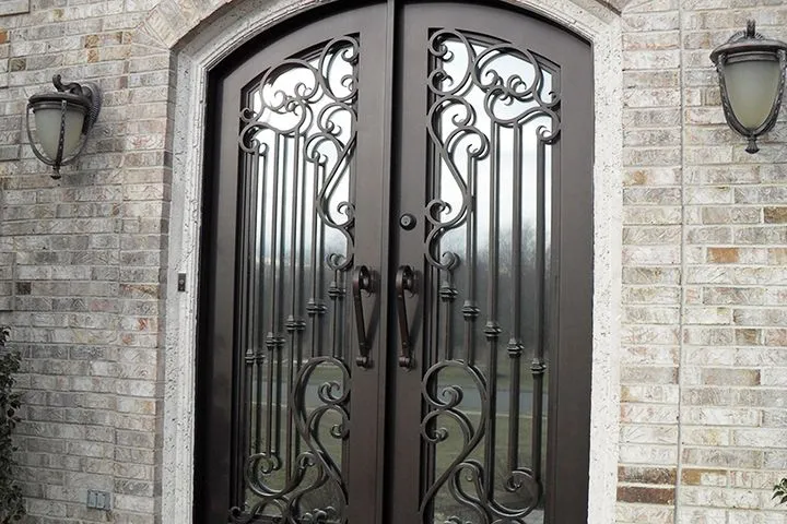 Алюминиевая входная дверь со стеклопакетом