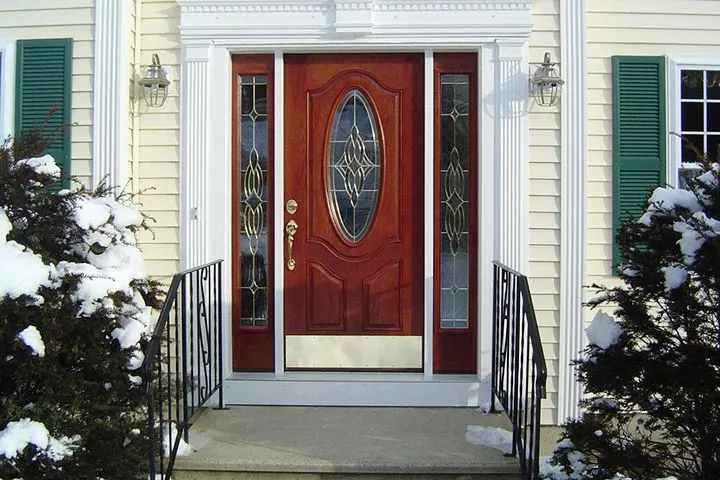 Деревянная дверь со стеклопакетом и декоративными элементами