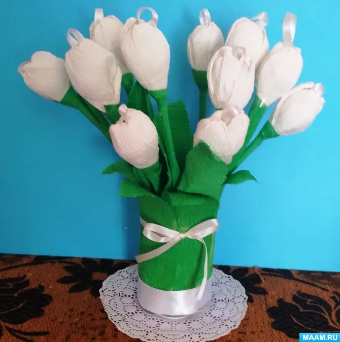Мастер-класс объёмной поделки с использованием гофрированной бумаги и конфет «Букет белоснежных тюльпанов»