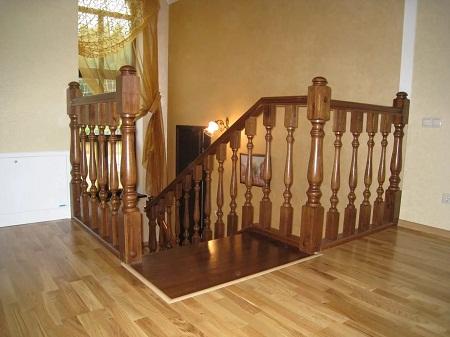 Балясина для лестниц: фото столбов, металлические и кованые, ступени с чугунными, ограждение в доме, высота и расстояние