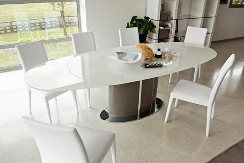 Белая кухня с белой столешницей: круглые белые столы для кухни, белые стулья, обеденные столы, белый стеклянный стол, белая кухня с темной столешницей, овальный стол, фото, видео