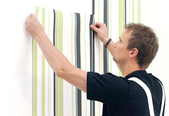 Бумажные обои и флизелиновые для стен: инструкция по наклеиванию, какие лучше, виды, видео и фото