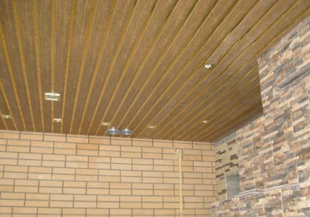Деревянный реечный потолок: инструкция по монтажу своими руками, фото и видео