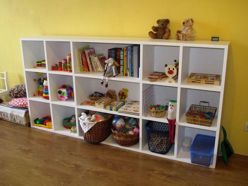 Стеллаж для игрушек своими руками из дерева в детскую комнату