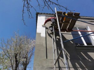 Финишная фасадная шпаклевка для наружных работ Короед: чем шпаклевать дом, видео-инструкция по монтажу своими руками, расход на 1м2, фото и цена