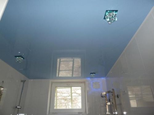 Голубой натяжной потолок - плюсы, минусы, область применения
