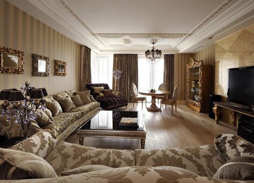 Гостиная в классическом стиле: фото комнаты, белые стулья в частом доме, красивый маленький стол, модули