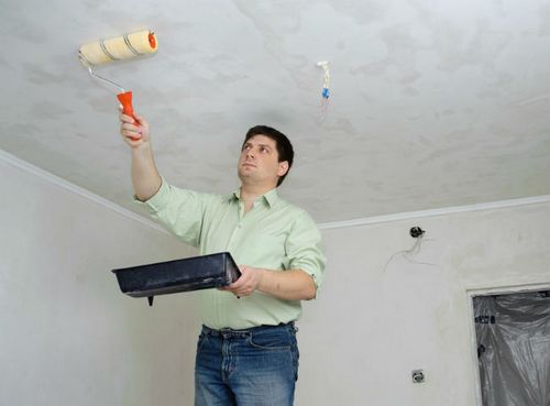Как быстро смыть побелку с потолка: эффективные средства.