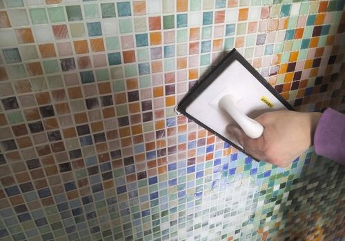 Как класть мозаику: плитку на стену укладывать, правильно положить и приклеить, бумажная основа и видео