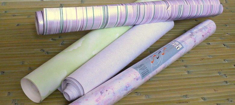 Как клеить бумажные обои и флизелиновые покрытия: инструкция по монтажу своими руками, видео и фото