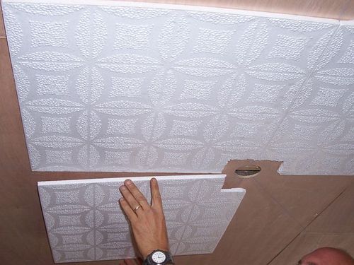 Как клеить потолочную плитку без швов своими руками