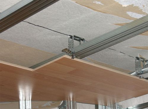 Как крепить ламинат на потолок своими руками, чем приклеить материал, особенности монтажа, фото и видео примеры
