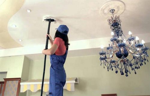 Как мыть натяжной потолок, какое средство выбрать, можно ли мыть тканевый потолок, фотографии и видео