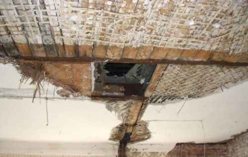 Как отремонтировать потолок из дранки?
