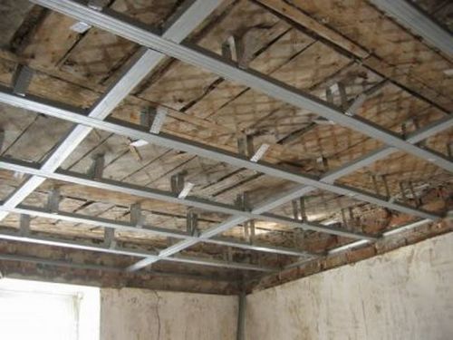 Как отремонтировать потолок из дранки?