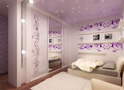 Как подобрать дизайн потолков в спальне, особенности оформления для маленькой комнаты, возможно ли сделать черный цвет покрытия, подробно на фото и видео