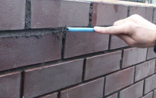 Как покрасить кирпичную стену на балконе и чем? (с фото)
