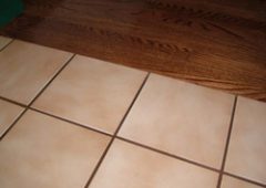 Как положить плитку на деревянный пол: советы по укладке
