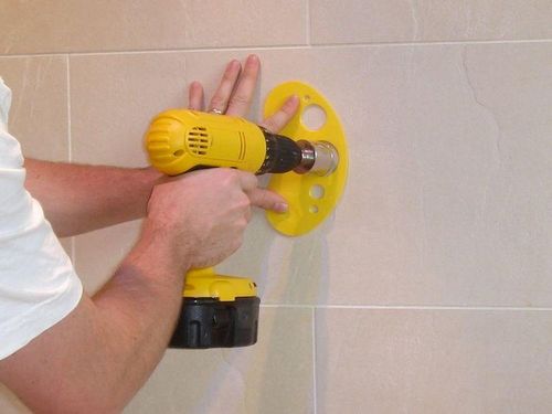 Как просверлить кафельную плитку чтобы не треснула: на стене отверстие в ванной, чем сверлить керамическую