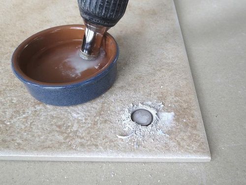 Как просверлить кафельную плитку чтобы не треснула: на стене отверстие в ванной, чем сверлить керамическую