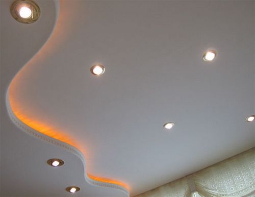 Как выбрать дизайн освещения потолков, как сделать монтаж, особенности устройства для комнаты с низкими потолками, примеры на фото и видео