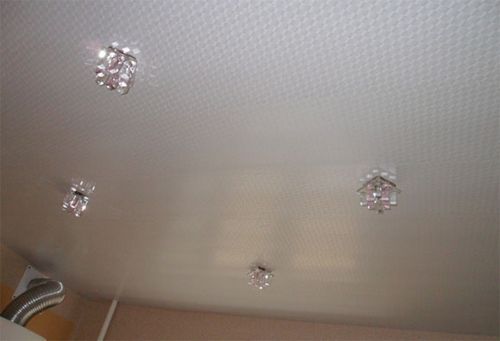 Как выбрать пластик на потолок, что лучше плитка или квадраты, особенности устройства бесшовной поверхности, фото +видео инструкции
