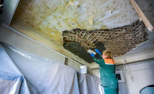 Как заштукатурить потолок из дранки?