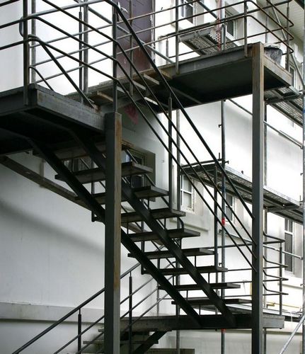Лестница на крыльцо из металла: металлический каркас своими руками, готовые фото с поворотом