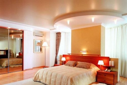 Натяжной потолок с подсветкой в спальне - варианты реализации, фото