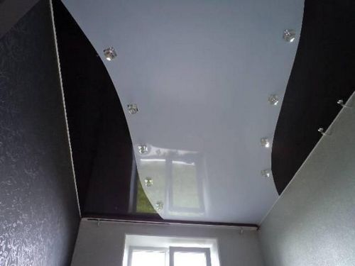 Натяжные потолки двух цветов - одноуровневые со спайкой и комбинированные