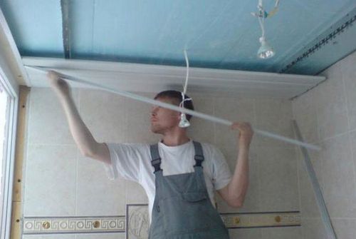 Пластиковый потолок на кухне: отделка своими руками, фото, видео-инструкция по установке