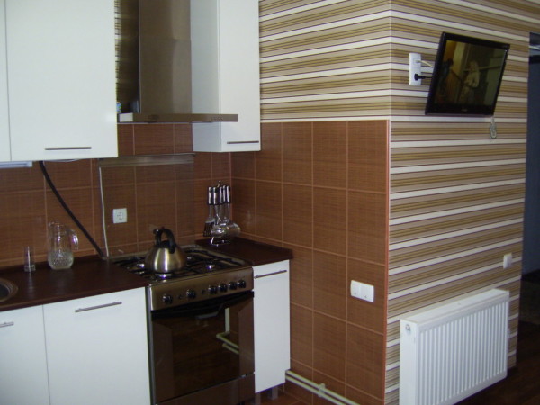 Плитка под обои: покрытия для кухни и ванной, можно ли клеить на кафель, видео и фото