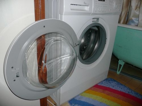 Почему стиральная машина при отжиме сильно шумит: причина шума при вращении барабана, гремит и гудит