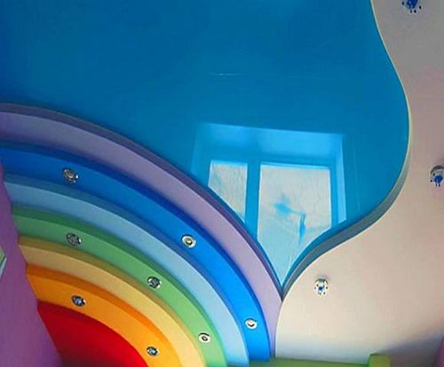 Подбор цвета натяжного потолка, преимущества двухцветных конструкций, как правильно выбрать комбинацию и сочетание расцветки, фото и видео инструкции