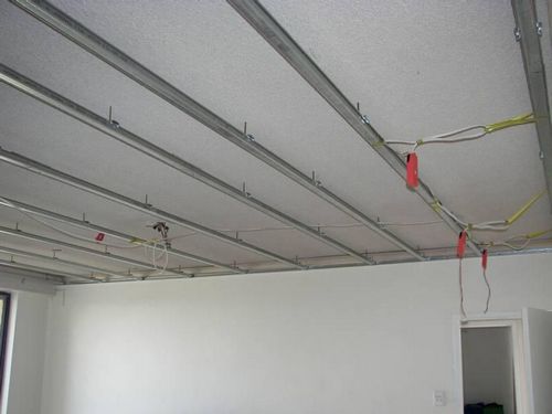 Подвесной потолок с каркасом из профиля: металлический и деревянный, монтаж направляющих, как крепить своими руками, с подвесками и деталями