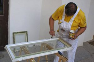 Пошаговая инструкция снятия старой краски с деревянных окон