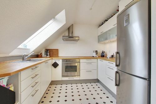 Потолки со скошенной крышей на кухне