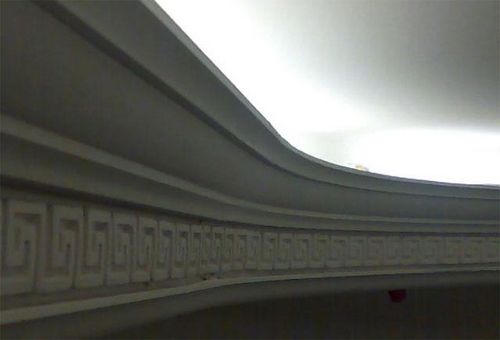 Потолочный плинтус с подсветкой светодиодной, монтаж на фото и видео